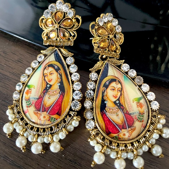 Earrings - Picture 1 of 2